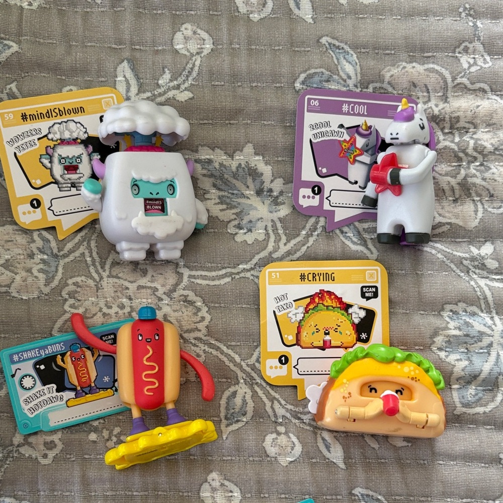 Oh My GIF toys and stereo case - Picture 2 of 5